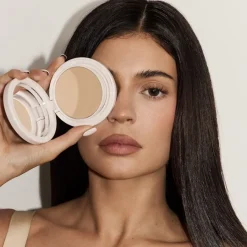 Poeder|Foundation^Kylie Jenner Cosmetics Natural Blur Powder
