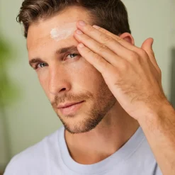 Heren|Reiniging^WELEDA Voor Mannen 2in1 Gezichtsreiniger, Verfrissende reiniging van diepe poriën voor gezicht en baard